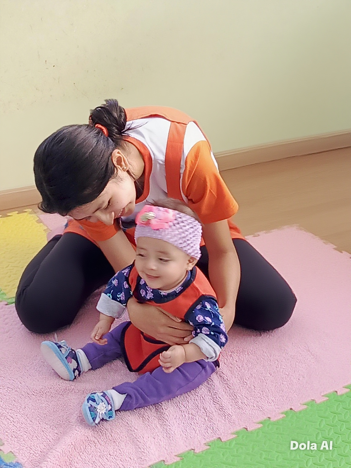 Maestra acompañando con cariño a una bebé en el aula